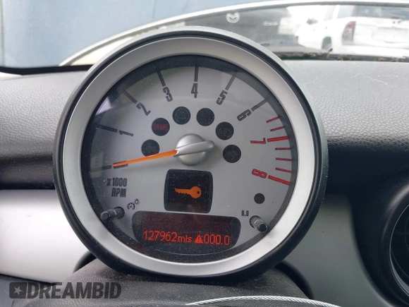 2010 MINI Hardtop z VIN WMWMF3C5XATZ26038, wystawiony jako IAAI lot #42851812 z przebiegiem 150 000 mil mil oraz . Historia ofert i sprzedaży dostępna na DreamBid. Obrazek 7.