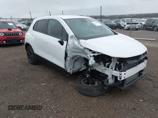2021 Chevrolet Trax LS z VIN KL7CJNSM8MB374063, wystawiony jako IAAI lot #41915704 z przebiegiem 17 732 mil mil oraz . Historia ofert i sprzedaży dostępna na DreamBid. Obrazek 1.