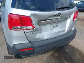 2013 Kia Sorento EX z VIN 5XYKUDA22DG413039, wystawiony jako IAAI lot #42197700 z przebiegiem 132 381 mil mil oraz . Historia ofert i sprzedaży dostępna na DreamBid. Obrazek 6.