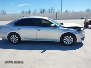 2014 Volkswagen Passat S z VIN 1VWAT7A32EC120334, wystawiony jako IAAI lot #41797929 z przebiegiem 162 246 mil mil oraz . Historia ofert i sprzedaży dostępna na DreamBid. Obrazek 13.