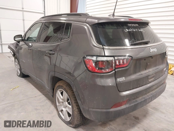 2022 Jeep Compass Latitude z VIN 3C4NJCBB1NT228814, wystawiony jako IAAI lot #41420501 z przebiegiem 36 993 mil mil oraz . Historia ofert i sprzedaży dostępna na DreamBid. Obrazek 3.