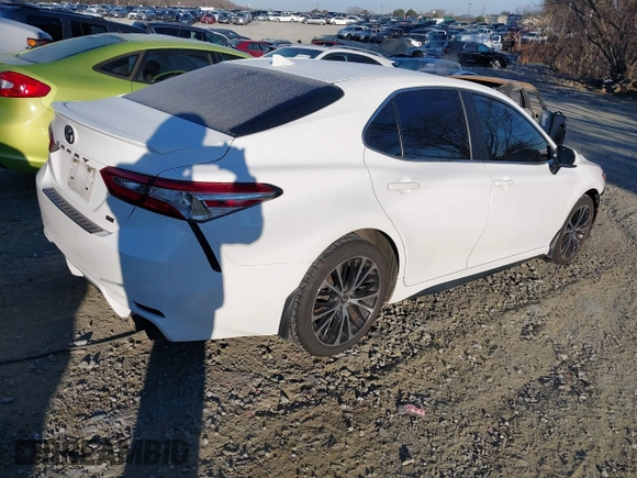 2020 Toyota Camry SE z VIN 4T1G11AK9LU997770, wystawiony jako IAAI lot #41397948 z przebiegiem 97 338 mil mil oraz . Historia ofert i sprzedaży dostępna na DreamBid. Obrazek 4.
