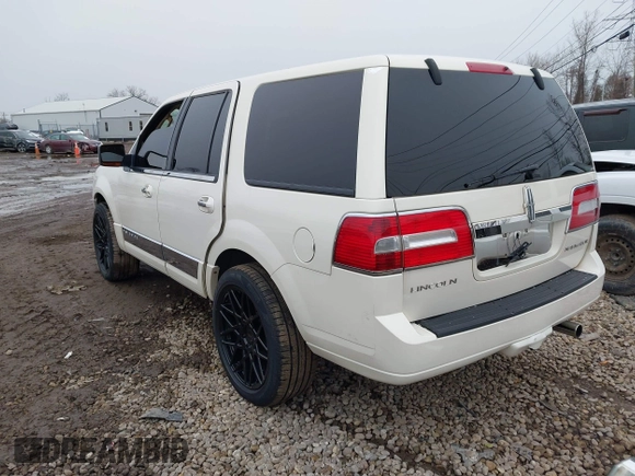 2007 Lincoln Navigator z VIN 5LMFU28567LJ13270, wystawiony jako IAAI lot #41537706 z przebiegiem 206 707 mil mil oraz . Historia ofert i sprzedaży dostępna na DreamBid. Obrazek 3.