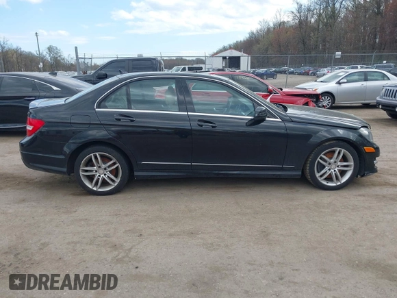 2014 Mercedes-Benz C 300 Sport z VIN WDDGF8AB6ER324705, wystawiony jako IAAI lot #41901610 z przebiegiem 83 748 mil mil oraz . Historia ofert i sprzedaży dostępna na DreamBid. Obrazek 13.