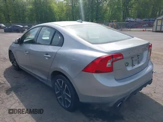 2017 Volvo S60 Dynamic z VIN YV140MTLXH2420132, wystawiony jako IAAI lot #42241376 z przebiegiem 191 292 mil mil oraz . Historia ofert i sprzedaży dostępna na DreamBid. Obrazek 3.