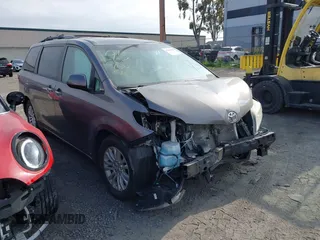 2015 Toyota Sienna XLE with VIN 5TDYK3DC6FS660410, listed as a IAAI auction lot 41801496 with 81,755 mi miles. Bid and sale history available at carsss.com. Image 1.