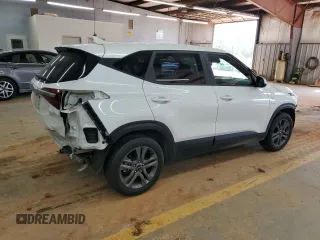 2023 Kia Seltos LX z VIN KNDEPCAA6P7362944, wystawiony jako Copart lot #53048395 z przebiegiem 48 646 mil mil oraz Szkoda całkowita • Salvage title. Historia ofert i sprzedaży dostępna na DreamBid. Obrazek 3.