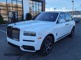 2022 Rolls-Royce Cullinan Black Badge z VIN SLATV8C02NU212169, wystawiony jako Copart lot #45190395 z przebiegiem 5 245 mil mil oraz Czysty tytuł • Clean title. Historia ofert i sprzedaży dostępna na DreamBid. Obrazek 2.