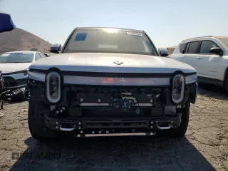 2024 Rivian R1S Adventure z VIN 7PDSGBBA7RN044642, wystawiony jako Copart lot #62567904 z przebiegiem 1888 mil mil oraz Szkody całkowita. Historia ofert i sprzedaży dostępna na DreamBid. Obrazek 5.