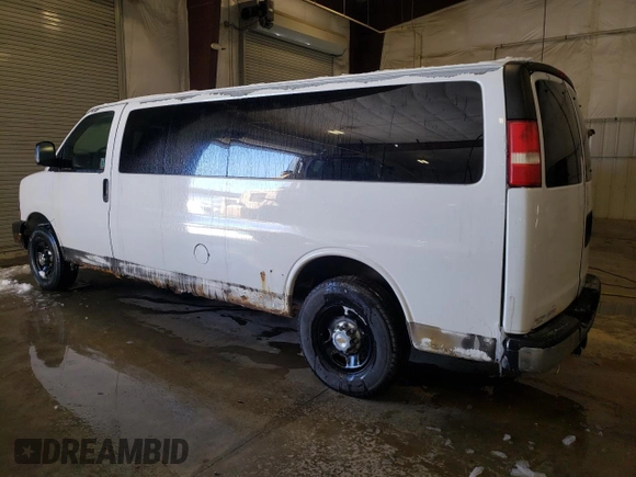 2005 Chevrolet Express Passenger with VIN 1GAHG39U451202405, listed as a Copart auction lot 45713255 with 488,178 mi miles and Salvage title. Bid and sale history available at DreamBid. Image 2.