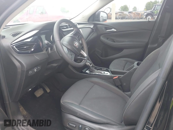 2023 Buick Encore GX Select z VIN KL4MMDSL6PB037101, wystawiony jako IAAI lot #39448386 z przebiegiem Nie podano mil oraz . Historia ofert i sprzedaży dostępna na DreamBid. Obrazek 5.