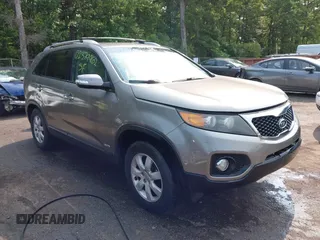 2012 Kia Sorento LX z VIN 5XYKTDA64CG206849, wystawiony jako IAAI lot #42379962 z przebiegiem 100 299 mil mil oraz . Historia ofert i sprzedaży dostępna na DreamBid. Obrazek 1.