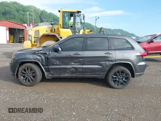 2017 Jeep Grand Cherokee Laredo z VIN 1C4RJFAG1HC744669, wystawiony jako IAAI lot #42269885 z przebiegiem 123 271 mil mil oraz . Historia ofert i sprzedaży dostępna na DreamBid. Obrazek 14.