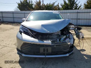2021 Toyota Sienna LE z VIN 5TDKRKEC3MS023188, wystawiony jako Copart lot #51326975 z przebiegiem Nie podano mil oraz Szkody całkowita. Historia ofert i sprzedaży dostępna na DreamBid. Obrazek 5.