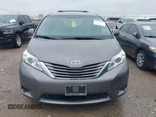 2015 Toyota Sienna LE AAS z VIN 5TDKK3DCXFS612396, wystawiony jako IAAI lot #42172932 z przebiegiem 90 440 mil mil oraz . Historia ofert i sprzedaży dostępna na DreamBid. Obrazek 12.