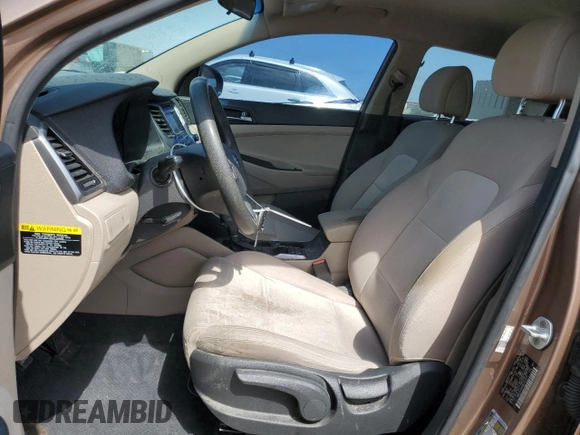 2016 Hyundai Tucson SE z VIN KM8J23A45GU141677, wystawiony jako Copart lot #54497625 z przebiegiem 144 018 mil mil oraz Czysty tytuł • Clean title. Historia ofert i sprzedaży dostępna na DreamBid. Obrazek 7.