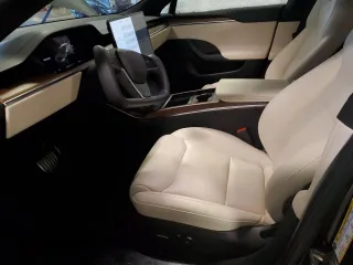 2021 Tesla Model S Long Range z VIN 5YJSA1E59MF434070, wystawiony jako Copart lot #44075475 z przebiegiem 67 767 mil mil oraz Szkoda całkowita • Salvage title. Historia ofert i sprzedaży dostępna na DreamBid. Obrazek 7.