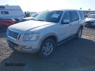 2010 Ford Explorer Eddie Bauer z VIN 1FMEU7EE8AUA98899, wystawiony jako IAAI lot #42058393 z przebiegiem 105 619 mil mil oraz . Historia ofert i sprzedaży dostępna na DreamBid. Obrazek 2.