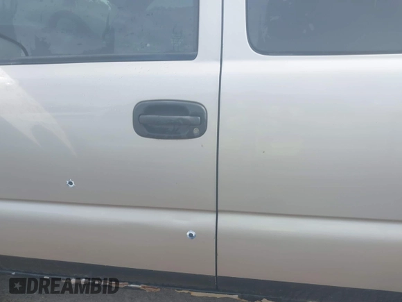 2005 Chevrolet Silverado 1500 Z71 z VIN 1GCEK19B95E162682, wystawiony jako IAAI lot #42270833 z przebiegiem 180 741 mil mil oraz . Historia ofert i sprzedaży dostępna na DreamBid. Obrazek 14.