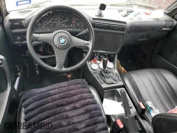 1989 BMW 3 Series z VIN WBAAE0302KED52374, wystawiony jako Copart lot #88331485 z przebiegiem Nie podano mil oraz Szkoda całkowita • Salvage title. Historia ofert i sprzedaży dostępna na DreamBid. Obrazek 8.