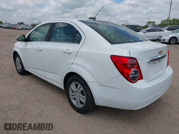 2015 Chevrolet Sonic LT z VIN 1G1JC5SH9F4112916, wystawiony jako IAAI lot #42265726 z przebiegiem 116 452 mil mil oraz . Historia ofert i sprzedaży dostępna na DreamBid. Obrazek 3.