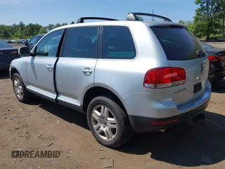 2005 Volkswagen Touareg 4.2L V8 z VIN WVGZM77L15D080697, wystawiony jako IAAI lot #42399779 z przebiegiem 138 040 mil mil oraz . Historia ofert i sprzedaży dostępna na DreamBid. Obrazek 3.