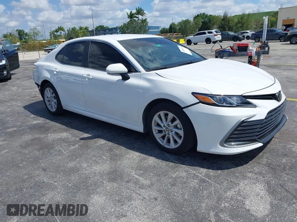 2024 Toyota Camry LE z VIN 4T1R11AK5RU881936, wystawiony jako IAAI lot #42080937 z przebiegiem 13 302 mil mil oraz . Historia ofert i sprzedaży dostępna na DreamBid. Obrazek 1.