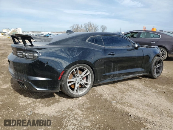 2023 Chevrolet Camaro ZL1 z VIN 1G1FK1R67P0156959, wystawiony jako Copart lot #83557944 z przebiegiem 15 203 mil mil oraz Szkody całkowita. Historia ofert i sprzedaży dostępna na DreamBid. Obrazek 3.