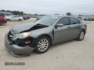 2013 Chrysler 200 Touring z VIN 1C3CCBBB2DN584591, wystawiony jako Copart lot #41503815 z przebiegiem Nie podano mil oraz Szkoda całkowita • Salvage title. Historia ofert i sprzedaży dostępna na DreamBid. Obrazek 1.