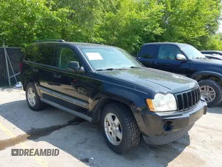 2007 Jeep Grand Cherokee Laredo z VIN 1J8GR48K57C593423, wystawiony jako IAAI lot #42437548 z przebiegiem 200 411 mil mil oraz . Historia ofert i sprzedaży dostępna na DreamBid. Obrazek 1.