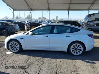 2022 Tesla Model 3 Long Range z VIN 5YJ3E1EB4NF331218, wystawiony jako IAAI lot #41827613 z przebiegiem 84 088 mil mil oraz . Historia ofert i sprzedaży dostępna na DreamBid. Obrazek 14.
