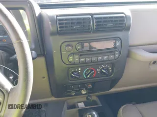 2006 Jeep Wrangler Rubicon z VIN 1J4FA69SX6P788424, wystawiony jako IAAI lot #41712349 z przebiegiem 121 684 mil mil oraz . Historia ofert i sprzedaży dostępna na DreamBid. Obrazek 21.