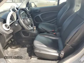 2016 Smart fortwo Passion z VIN WMEFJ5DAXGK123943, wystawiony jako Copart lot #51904865 z przebiegiem 69 821 mil mil oraz Szkody całkowita. Historia ofert i sprzedaży dostępna na DreamBid. Obrazek 7.
