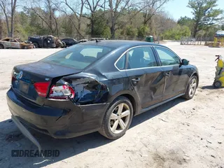 2013 Volkswagen Passat SE z VIN 1VWBP7A39DC094211, wystawiony jako IAAI lot #41894764 z przebiegiem 130 955 mil mil oraz . Historia ofert i sprzedaży dostępna na DreamBid. Obrazek 4.