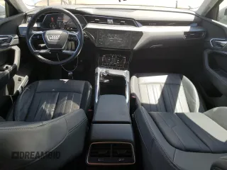 2022 Audi e-tron Premium Plus z VIN WA1LAAGE1NB046721, wystawiony jako Copart lot #60505985 z przebiegiem 23 143 mil mil oraz Szkoda całkowita • Salvage title. Historia ofert i sprzedaży dostępna na DreamBid. Obrazek 8.