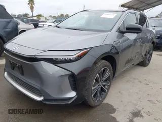 2024 Toyota bZ4X XLE z VIN JTMABACA9RA064702, wystawiony jako IAAI lot #42064771 z przebiegiem 9689 mil mil oraz . Historia ofert i sprzedaży dostępna na DreamBid. Obrazek 2.
