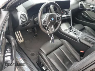 2023 BMW 8 Series M850i z VIN WBAGV8C02PCL20503, wystawiony jako Copart lot #84214214 z przebiegiem Nie podano mil oraz Szkoda całkowita • Salvage title. Historia ofert i sprzedaży dostępna na DreamBid. Obrazek 8.