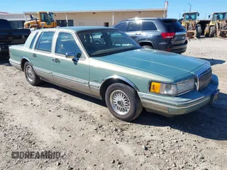 1994 Lincoln Town Car Signature z VIN 1LNLM82W4RY785151, wystawiony jako IAAI lot #41638398 z przebiegiem Nie podano mil oraz . Historia ofert i sprzedaży dostępna na DreamBid. Obrazek 1.