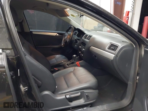 2013 Volkswagen Jetta SE with VIN 3VWDX7AJ8DM258179, listed as a IAAI auction lot 42184402 with 105,807 mi miles and . Bid and sale history available at DreamBid. Image 5.