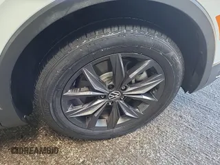 2024 Volkswagen Tiguan SE с VIN 3VV3B7AX4RM085495, выставлен на аукционе IAAI как лот 42796456 с пробегом 34 680 миль миль и . История ставок и продаж доступна на DreamBid. Изображение 37.