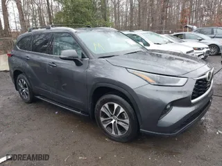 2022 Toyota Highlander XLE with VIN 5TDGZRBH3NS589352, listed as a IAAI auction lot 40977172 with 1 mi miles. Bid and sale history available at carsss.com. Image 1.