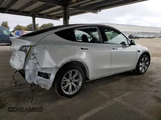 2022 Tesla Model Y Long Range z VIN 7SAYGAEE9NF493262, wystawiony jako Copart lot #52975005 z przebiegiem 63 189 mil mil oraz Szkoda całkowita • Salvage title. Historia ofert i sprzedaży dostępna na DreamBid. Obrazek 3.