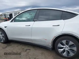 2023 Tesla Model Y Long Range z VIN 7SAYGDEE4PF621640, wystawiony jako IAAI lot #41796502 z przebiegiem 68 484 mil mil oraz . Historia ofert i sprzedaży dostępna na DreamBid. Obrazek 15.