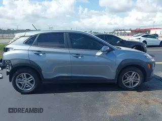 2021 Hyundai Kona SE z VIN KM8K12AA8MU665778, wystawiony jako IAAI lot #42364155 z przebiegiem 63 713 mil mil oraz . Historia ofert i sprzedaży dostępna na DreamBid. Obrazek 14.