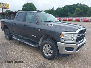 2024 Ram 2500 Big Horn z VIN 3C6UR5DL9RG291459, wystawiony jako IAAI lot #42487400 z przebiegiem 81 288 mil mil oraz . Historia ofert i sprzedaży dostępna na DreamBid. Obrazek 1.