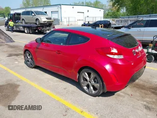 2016 Hyundai Veloster z VIN KMHTC6AD0GU286455, wystawiony jako IAAI lot #42244377 z przebiegiem 121 757 mil mil oraz . Historia ofert i sprzedaży dostępna na DreamBid. Obrazek 3.