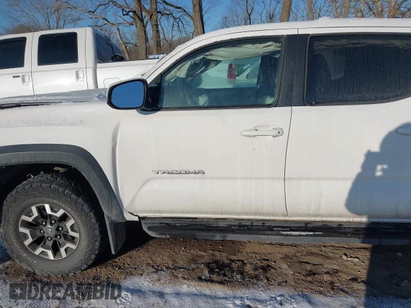 2016 Toyota Tacoma SR with VIN 3TMCZ5AN1GM033770, listed as a IAAI auction lot 41418290 with 122,000 mi miles. Bid and sale history available at carsss.com. Image 14.