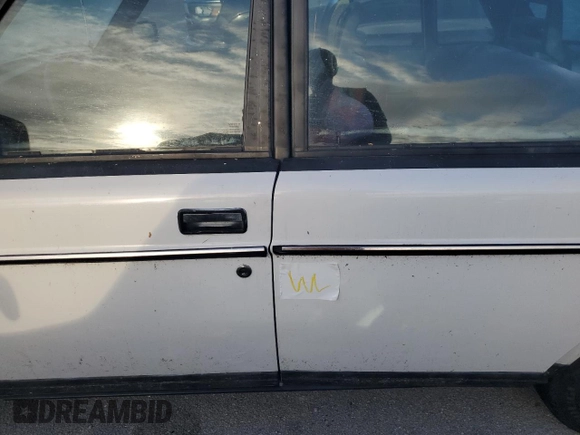 1991 Volvo 240 z VIN YV1AA8844M1441146, wystawiony jako Copart lot #75018744 z przebiegiem 159 330 mil mil oraz Nie do naprawy • Non repairable. Historia ofert i sprzedaży dostępna na DreamBid. Obrazek 12.