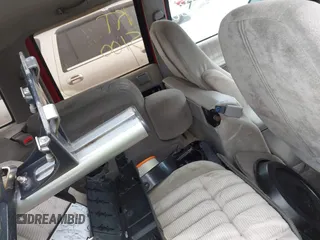 1992 GMC Suburban z VIN 1GKEC16K9NJ722021, wystawiony jako IAAI lot #42255371 z przebiegiem 180 966 mil mil oraz . Historia ofert i sprzedaży dostępna na DreamBid. Obrazek 8.