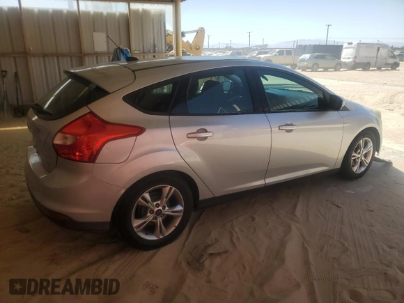 2014 Ford Focus SE z VIN 1FADP3K29EL239636, wystawiony jako Copart lot #59054945 z przebiegiem 130 960 mil mil oraz Czysty tytuł • Clean title. Historia ofert i sprzedaży dostępna na DreamBid. Obrazek 3.